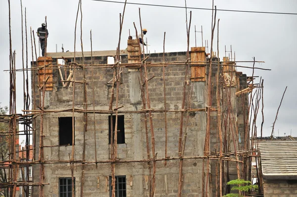 Uomo Non Identificato Lavora Edificio Nella Baraccopoli Kibera Nairobi Ottobre — Foto Stock