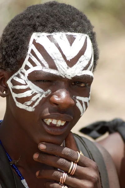 Serengeti Tanzânia Ptu Retrato Jovem Masai Não Identificado Moran Vestindo — Fotografia de Stock