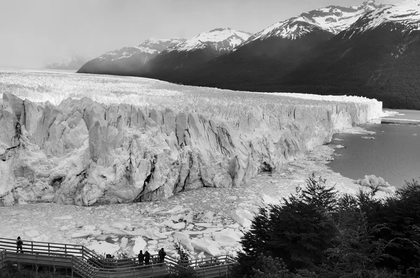 莫雷诺冰川 Perito Moreno Glacier 是位于阿根廷圣克鲁斯省Los Glaciares国家公园的一座冰川 它是阿根廷巴塔哥尼亚最重要的旅游胜地之一 — 图库照片