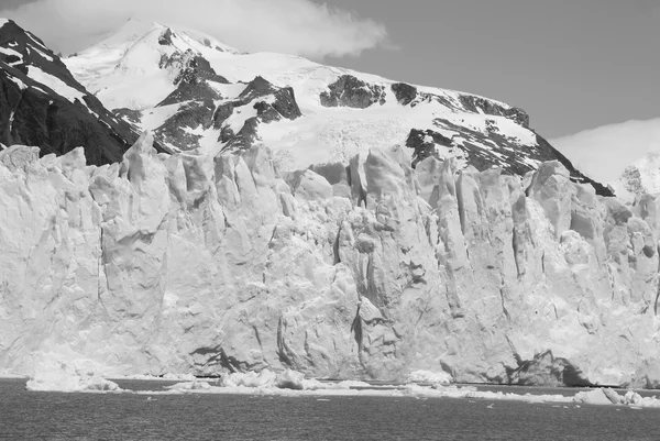 莫雷诺冰川 Perito Moreno Glacier 是位于阿根廷圣克鲁斯省Los Glaciares国家公园的一座冰川 它是阿根廷巴塔哥尼亚最重要的旅游胜地之一 — 图库照片