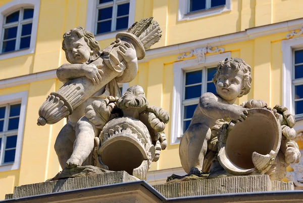 Vieja Escultura Cerca Del Edificio Histórico — Foto de Stock