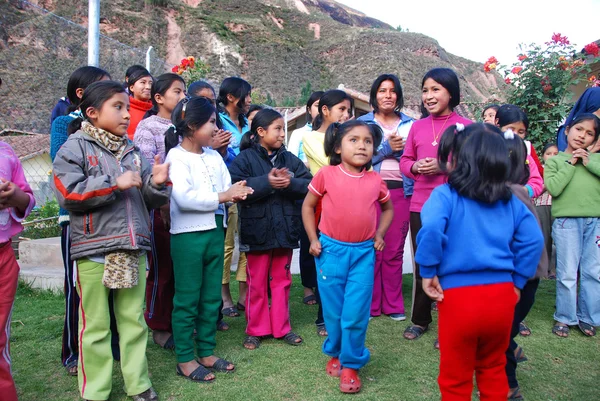 2010年 平成22年 11月22日 女子校生 ペルーには57万人の孤児がいる ペルー人の35 は貧困の中で生活しており 自分や子供の世話をすることはできません — ストック写真