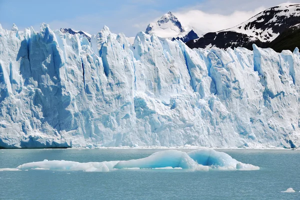 莫雷诺冰川 Perito Moreno Glacier 是位于阿根廷圣克鲁斯省Los Glaciares国家公园的一座冰川 它是阿根廷巴塔哥尼亚最重要的旅游胜地之一 — 图库照片