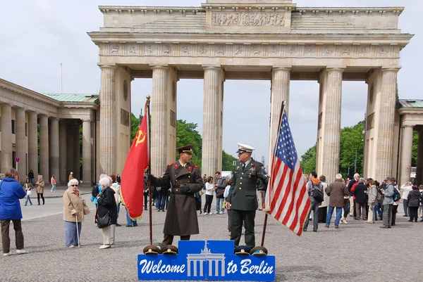 Berlin Germany May Jóvenes Identificados Vestidos Como Soldados Estadounidenses Encuentran —  Fotos de Stock