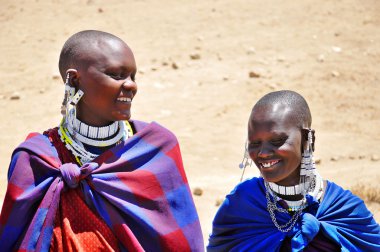 SERENGETİ, TANZANIA - 23 NOV: Tanzanya 'nın başkenti Serengeti' de 23 Kasım 2011 'de mücevherlerle süslenmiş tanımlanamayan Masai kadını. Masai kadınları özellikle baş ve ayaklar için birçok el yapımı süs takarlar..