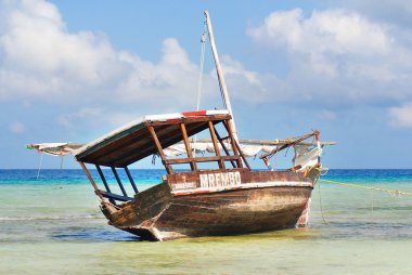 Kumsaldaki eski ahşap tekne.