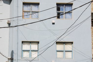 Modern binanın pencere ve kabloları