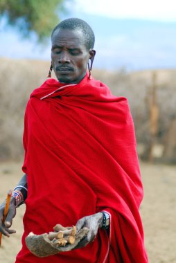 AMBOSELI, KENYA, OCT. 13: 13: 13: Masai 'li genç adamın portresi 13 Ekim 2011' de Masai Mara, Kenya 'da çekildi. Masai (Masai), Kenya ve Tanzanya 'nın kuzeyinde bulunan yarı göçebe bir etnik gruptur.