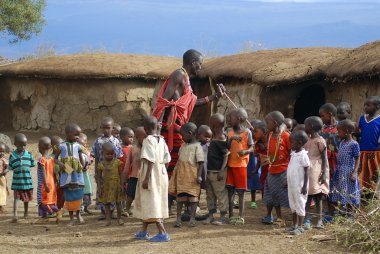 AMBOSELI, KENYA - 13 Ekim 2011 'de Masai Mara, Kenya' da Masai kabilesinden kimliği belirsiz Afrikalı insanlar. Onlar göçebe ve küçük köylerde yaşıyorlar..