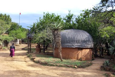 Zulu kırsalının manzarası, Güney Afrika 'da bir bantustan idi. Irkçılık devleti tarafından Zulu halkı için yarı bağımsız bir vatan olarak tasarlanıyordu..