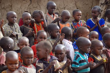 AMBOSELI, KENYA - 13 Ekim 2011 'de Masai Mara, Kenya' da Masai kabilesinden kimliği belirsiz Afrikalı insanlar. Onlar göçebe ve küçük köylerde yaşıyorlar..