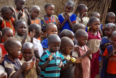 AMBOSELI, KENYA - 13 Ekim 2011 'de Masai Mara, Kenya' da Masai kabilesinden kimliği belirsiz Afrikalı insanlar. Onlar göçebe ve küçük köylerde yaşıyorlar..