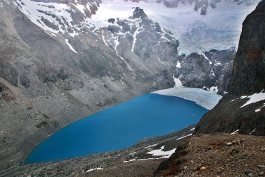 El Chalten, Arjantin 'in Cerro Torre ve Cerro Fitz Roy dağları ve Laguna de los Tres, El Chalten Patagonia, Arjantin' de yer alan küçük bir dağ köyüdür.