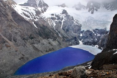 Bulutlu bir günde Laguna Sucia manzarası. Fitz Roy Dağı, Patagonya, Arjantin