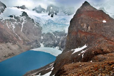 El Chalten, Arjantin 'in Cerro Torre ve Cerro Fitz Roy dağlarında yer alan küçük bir dağ köyüdür. Fitz Roy Dağı ve Laguna de los Tres, El Chalten Patagonya, Arjantin