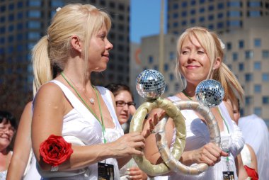 Geçit töreni, Jumeaux au festivali, Rire de Montreal 'i doldurun. Kanada, Montreal 'deki ikizler geçit töreni. 30 Temmuz 2011.Dünyanın en büyük ikiz geçit törenlerinden biri.