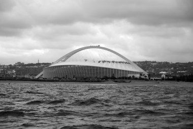 Şehir nehir kıyısında güzel bir bina.