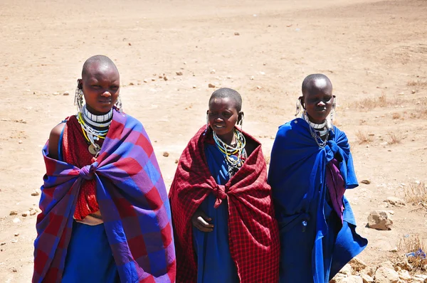 Amboseli Kenya Okt Porträtt Unga Maasaikrigare Som Visar Hur Gör — Stockfoto