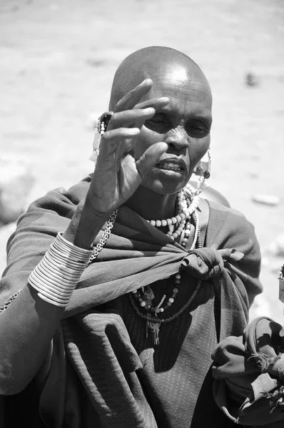 Amboseli Kenya Oct Retrato Jovem Guerreiro Maasai Mostrando Como Eles — Fotografia de Stock