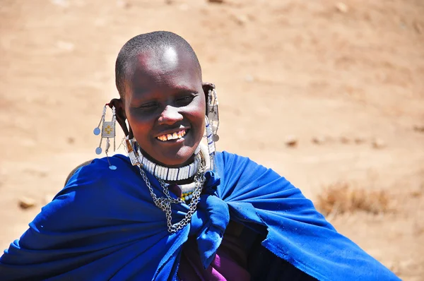 Serengeti タンザニア 11月23日 タンザニアのセレンゲティで2011年11月23日に宝石で飾られた未確認のマサイ族の女性 マサイ族の女性は 特に頭と足のために多くの手作りの飾りを身に着けて — ストック写真