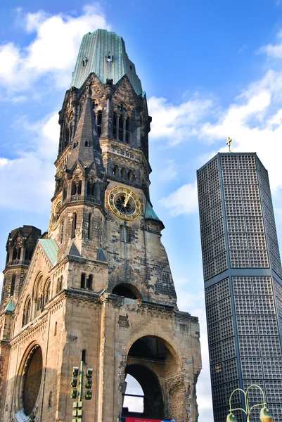 Kaiser Wilhelm Gedachtniskirche或Kaiser Wilhelm Memorial Church是柏林最著名的地标之一 这座受损的塔象征着柏林战后重建城市的决心 — 图库照片