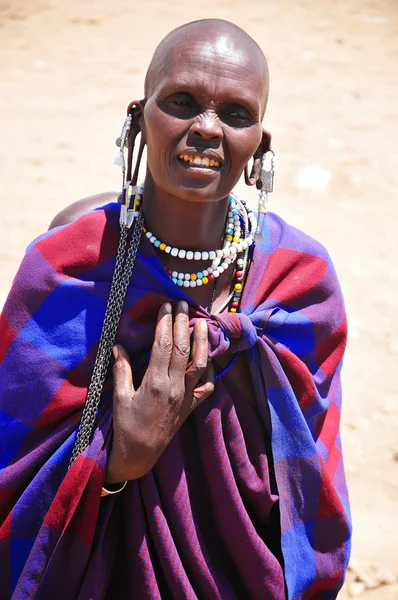 Serengeti Tanzânia Nov Mulher Masai Não Identificada Adornada Com Jóias — Fotografia de Stock