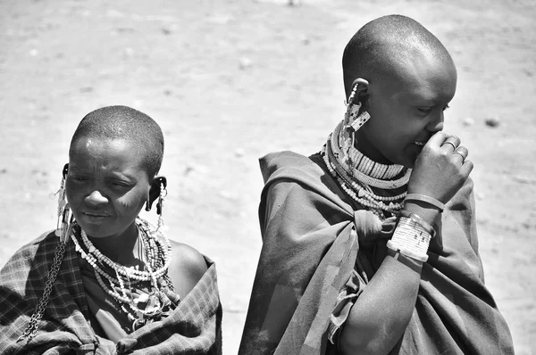 Serengeti Tanzania Nov Donna Masai Non Identificata Ornata Gioielli Novembre — Foto Stock