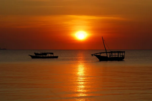 Boote Auf Dem Meer Bucht Bei Sonnenuntergang — Stockfoto