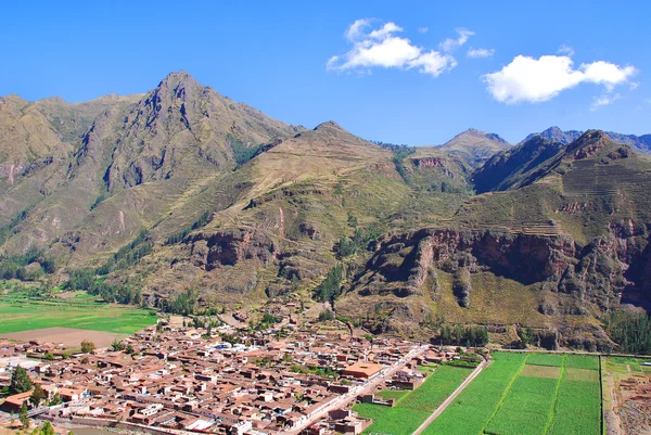 Dağlardaki Peru Şehrinin Havadan Görünüşü — Stok fotoğraf