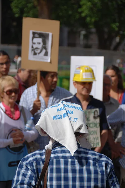 ブエノスアイレス アルゼンチン 11月17日 アルゼンチンのブエノスアイレスで マヨール広場の母親 と一緒に正体不明の女性が行進し 11月17日に彼女の子供の失踪日と白いショールを身に着けています — ストック写真