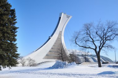 MONTREAL, CANADA - 3 Mart 2013 'te Montreal Olimpiyat Stadyumu ve kulesi. Dünyanın en yüksek eğimli kulesi. Olimpiyat turu 175 metre uzunluğunda ve 45 derecelik açıyla yapılıyor.