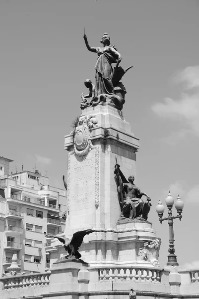 Estátua Velha Cidade Moderna — Fotografia de Stock