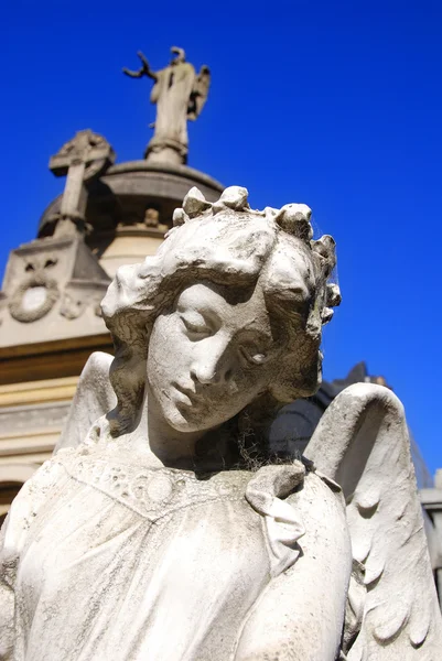 レコレタ墓地の像は アルゼンチンのブエノスアイレスのレコレタ地区にある有名な墓地です エヴァ ペンを含む著名な人々の墓が含まれている — ストック写真
