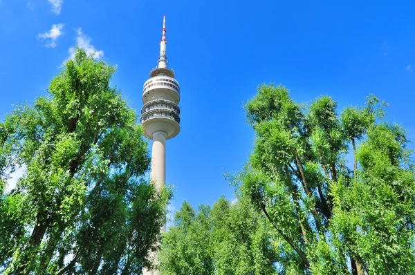 Torre del estadio del Olympiapark en Munich — Foto de Stock