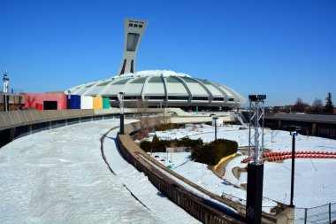 MONTREAL, Kanada - 05 07 2020: Montreal Olimpiyat Stadyumu. Dünyanın en yüksek eğimli kulesi. Olimpiyat turu 175 metre uzunluğunda ve 45 derecelik açıyla yapılıyor.