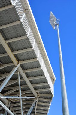 MONTREAL, Kanada - 05 07 2020: Montreal Olimpiyat Stadyumu. Dünyanın en yüksek eğimli kulesi. Olimpiyat turu 175 metre uzunluğunda ve 45 derecelik açıyla yapılıyor.