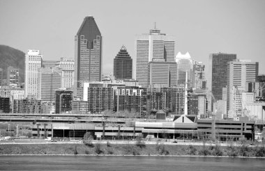 MONTREAL CANADA - 04 07 2021: Montreal şehir merkezindeki Champlain Köprüsü Montreal, Quebec, Kanada 'nın merkez ticaret bölgesidir.. 