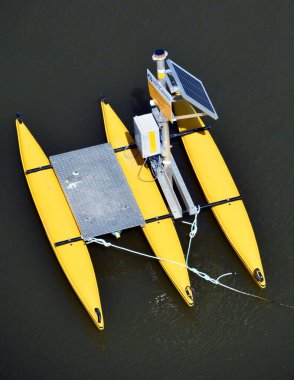 MONTREAL CANADA - 04 07 2021: Samuel de Champlain Köprü Gürültü Verileri için bilimsel açıklamalar için Reacher teknesi