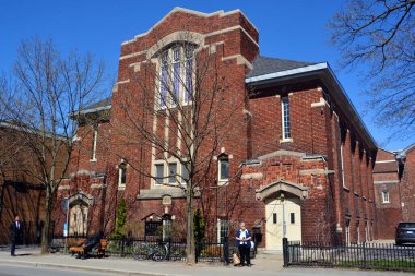 Şehirdeki eski tuğla ev.