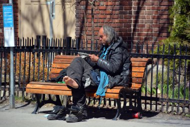 MONTREAL CANADA - 04 07 2021: evsiz bir banka uzandı. Montreal şehrinde tahminlere göre 10.000 ile 30,000 arasında insanın sabit bir adresi yok.