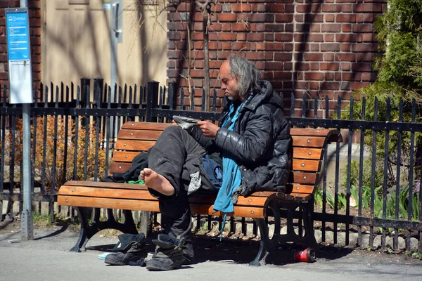 Montreal Canada 2021 Bezdomovci Ležící Lavičce Když Odhady Pohybují 000 — Stock fotografie