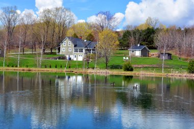 BROMONT QUEBEC CANADA - 04 19 2021: İlkbahar tipik Kanada ev tasarımının uzun zamandır Kanada iklimine adapte edilmesi gerekmektedir ve zaman zaman Kanada kültürünün benzersizliğini yansıtmaktadır