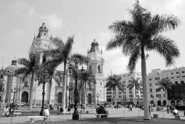LIMA, Peru - NOVEMBER 24 2009: The Plaza Mayor veya Plaza de Armas, Lima şehrinin doğduğu yerdir. Lima Tarihi Merkezi 'nde yer almaktadır..  