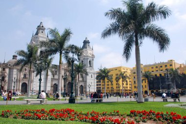 LIMA, Peru - NOVEMBER 24 2009: The Plaza Mayor veya Plaza de Armas, Lima şehrinin doğduğu yerdir. Lima Tarihi Merkezi 'nde yer almaktadır.. 