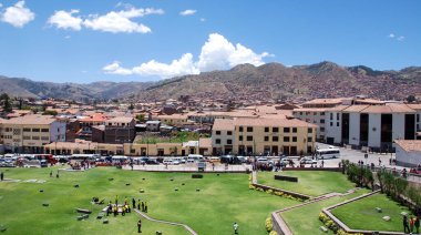 CUSCO PERU - NOV. 25 10: And Dağları 'nın Urubamba Vadisi yakınlarındaki dağlarla çevrili Peru' daki Cusco kentinin kuş bakışı görüntüsü