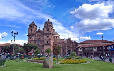 CUSCO PERU - 25 Kasım 2010: Iglesia La Compana de Jesus (Cizvit Kilisesi). Başlangıçta 16. yüzyılda başlayan kilise, 1650 yılındaki depremle neredeyse tamamen yıkıldı.