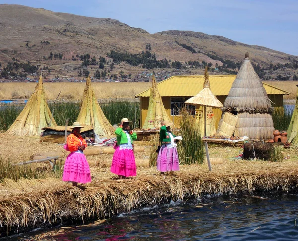 Puno Perú Nov Mujeres Identificadas Con Vestidos Tradicionales Reciben Turistas — Foto de Stock