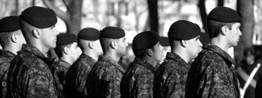 MONTREAL CANADA - 11: 11: 11: 11 Kasım 2011, Montreal, Kanada anma günü için Kanadalı askerler. Günü 7-11-19 tarihlerinde Kral V. George anısına ayırdı..