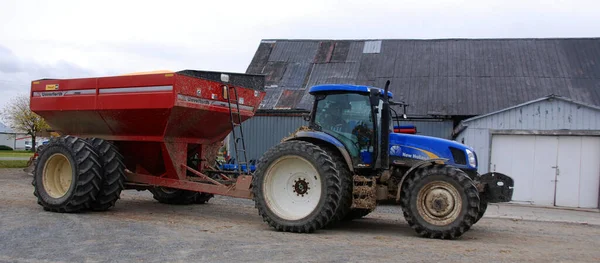 Sainte Madeleine Quebec Canada 2010 Tractor Graan Karren Bieden Grotere — Stockfoto