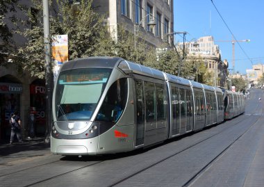 JERUSALEM ISRAEL - 24 10 16: Kudüs Işık Demiryolu Kudüs 'te bir hafif demiryolu sistemidir. Şu anda faaliyet gösteren tek hat, Kudüs 'te yapılması planlanan birkaç demiryolu hattının ilki. 